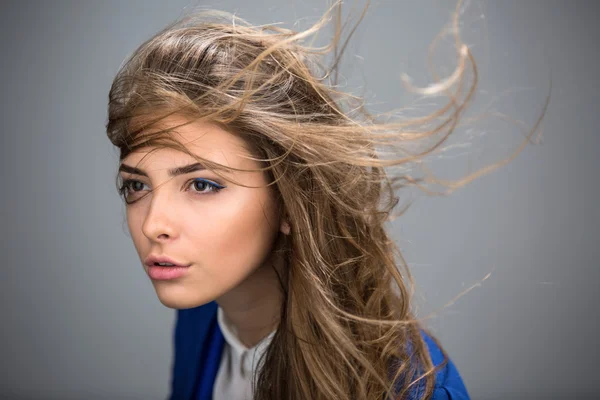 Retrato de uma bela menina de cabelos castanhos — Fotografia de Stock
