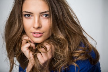 güzel bir kahverengi saçlı kız portresi