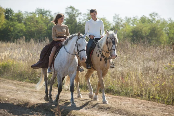 Jovem casal equitação — Fotografia de Stock