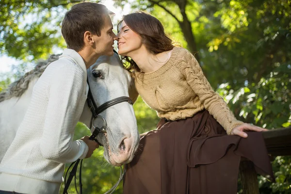 Giovane coppia equitazione — Foto Stock