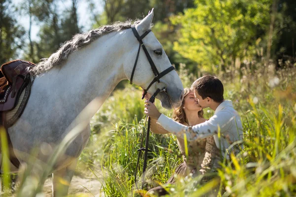 Pareja joven con caballo —  Fotos de Stock