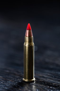 Küçük kalibreli izleyici kartuşları karanlık bir arka plan üzerinde