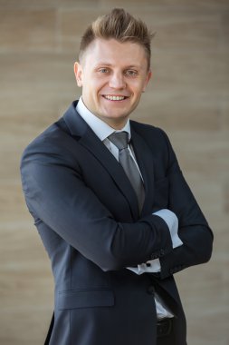 Orta yaşlı bir şık işadamı portresi