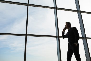 Şık iş adamı arka planda