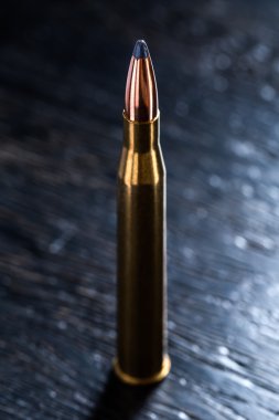 Karanlık bir arka plan üzerinde büyük kalibreli kartuş
