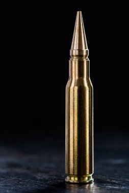 Karanlık bir arka plan üzerinde büyük kalibreli kartuş