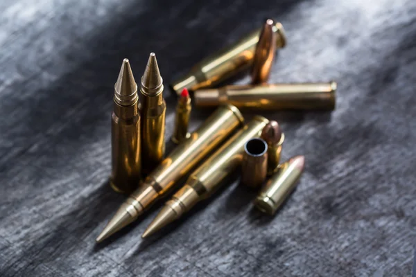 Pušky a pistole měděné kazety — Stock fotografie