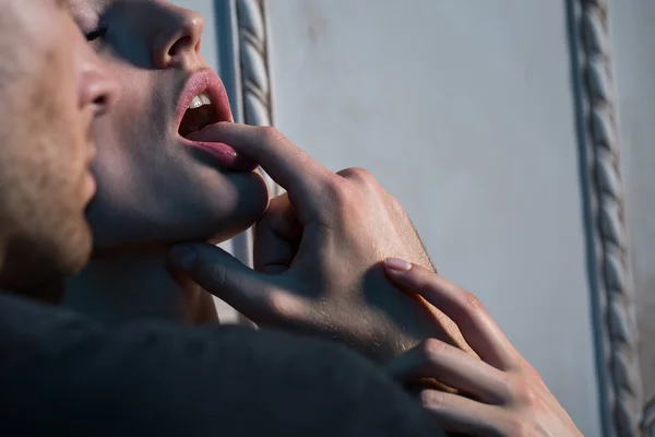 Duvarın altında iki sevgili