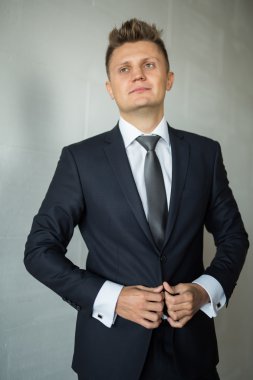 Takım elbiseli adam.