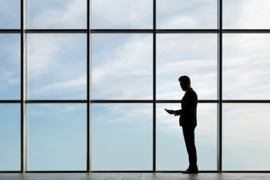 Takım elbiseli adam.