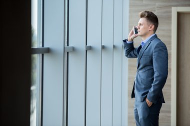 İş adamı koyu elbiseli