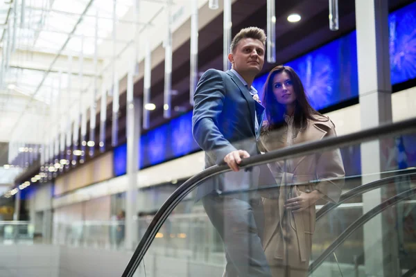 Frau im Trenchcoat und ein Mann — Stockfoto