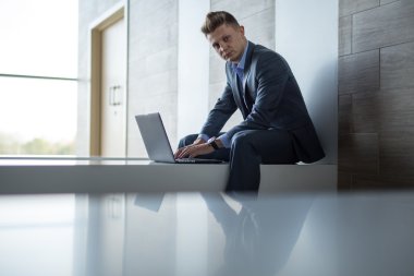 Takım elbiseli iş adamı.