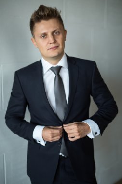 Takım elbiseli adam.