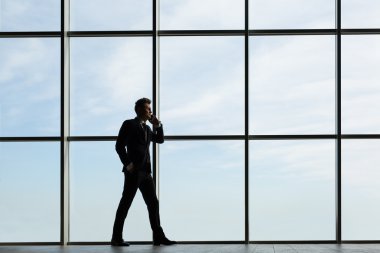 Penceredeki adam silüeti