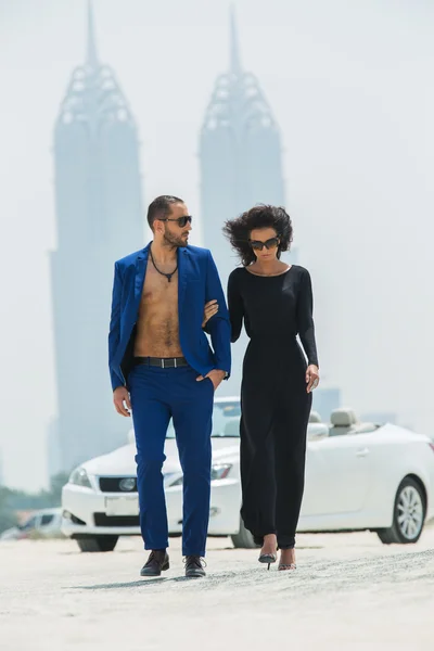 Couple on the background of skyscrapers — Stock Photo, Image