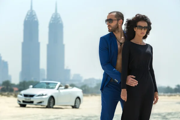 Couple on the background of skyscrapers — Stock Photo, Image