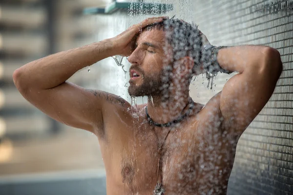 Hombre en ducha —  Fotos de Stock