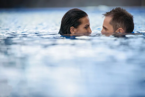 Paar im Pool — Stockfoto