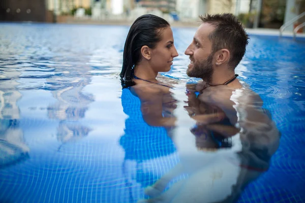 Coppia in piscina — Foto Stock