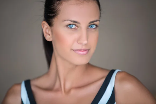 Blue-eyed girl with dark hair — ストック写真