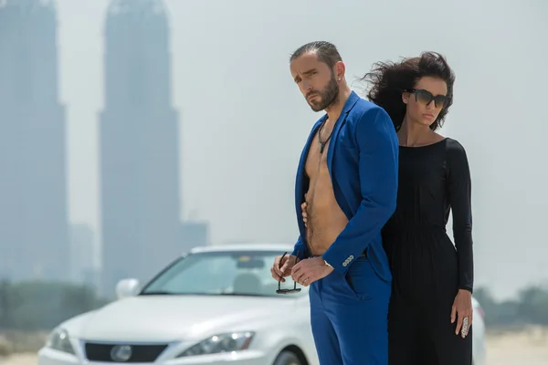 Couple on the background of skyscrapers — Stock Photo, Image