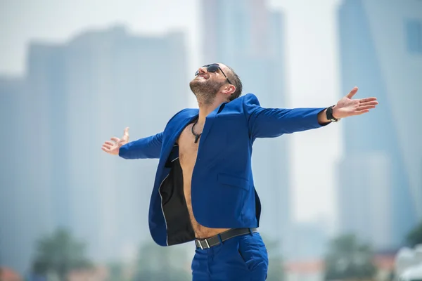 El hombre en el fondo de los rascacielos —  Fotos de Stock