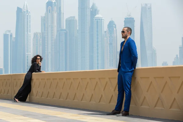 Couple on the background of skyscrapers — Stock Photo, Image