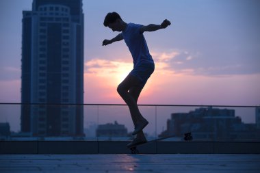 adam uzun bir tahta üzerinde