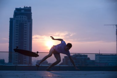 adam uzun bir tahta üzerinde