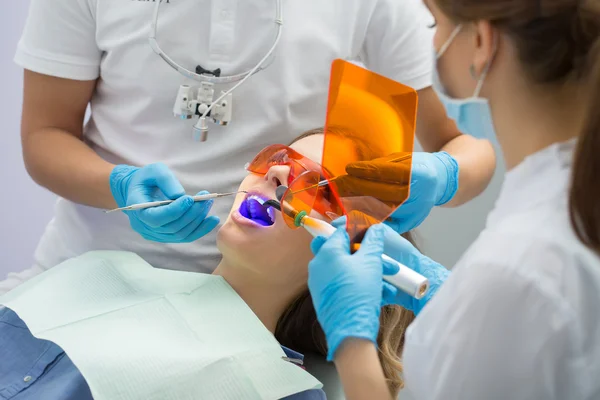 Lâmpada ultravioleta de enchimento de dentes — Fotografia de Stock