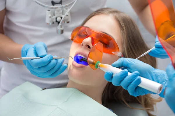 Lâmpada ultravioleta de enchimento de dentes — Fotografia de Stock