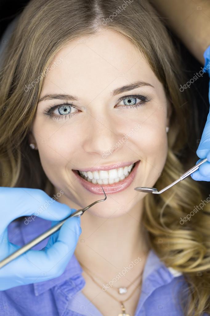 фото открытого рта при посещении стоматолога. магнерация ротовой полости. зубы стоматолог. The dentist whitens george s teeth twice. отбеливание зубов teeth whitening.