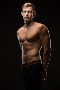 Adam siyah bir stüdyoda