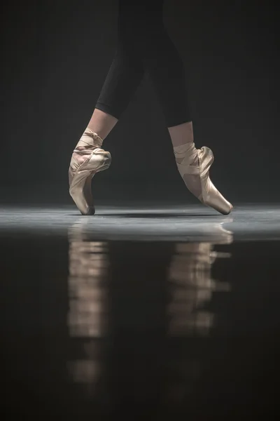 Las piernas de la bailarina — Foto de Stock