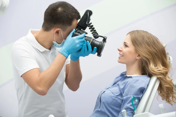 Dentista con cámara y paciente —  Fotos de Stock