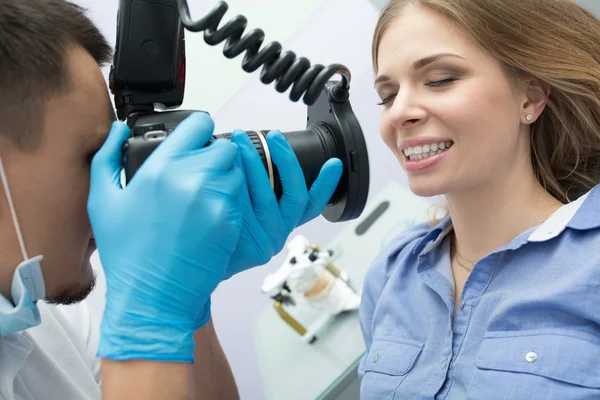 Dentista con cámara y paciente —  Fotos de Stock