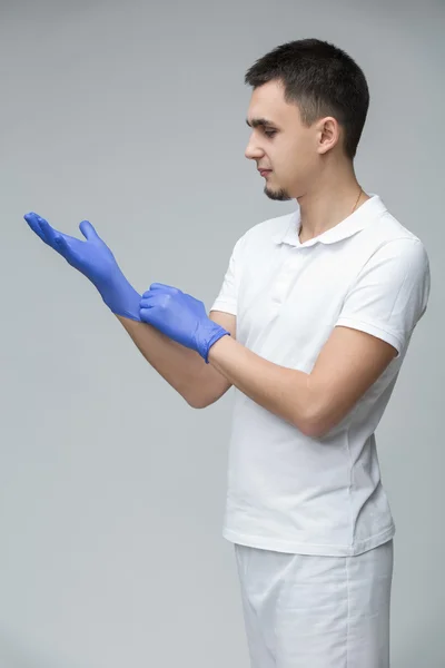 Лікар з медичними рукавичками — стокове фото