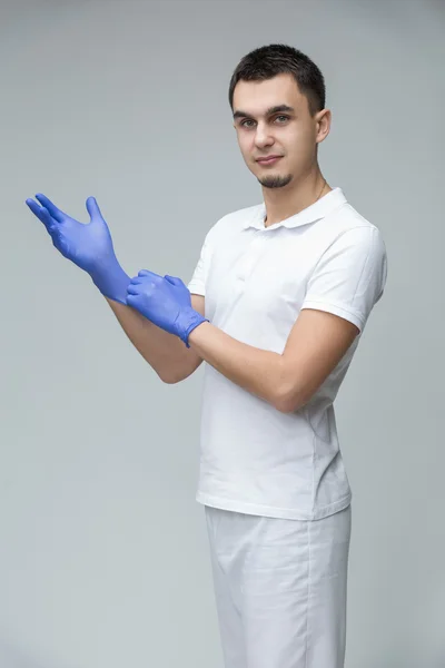 Médico con guantes médicos — Foto de Stock