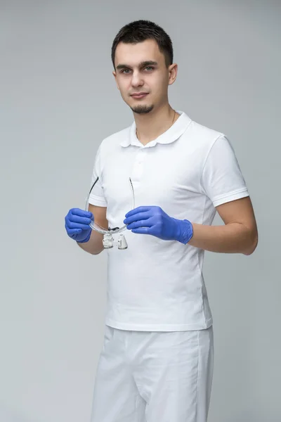 Dentista in uniforme bianca — Foto Stock