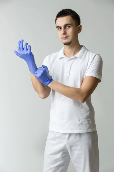 Лікар з латексними рукавичками — стокове фото