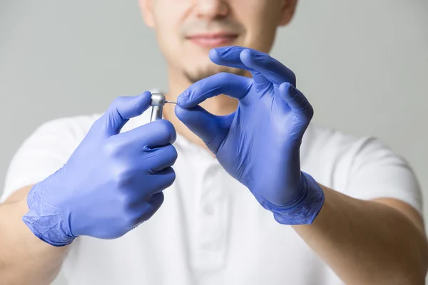 Tandläkare med dental handstycke — Stockfoto