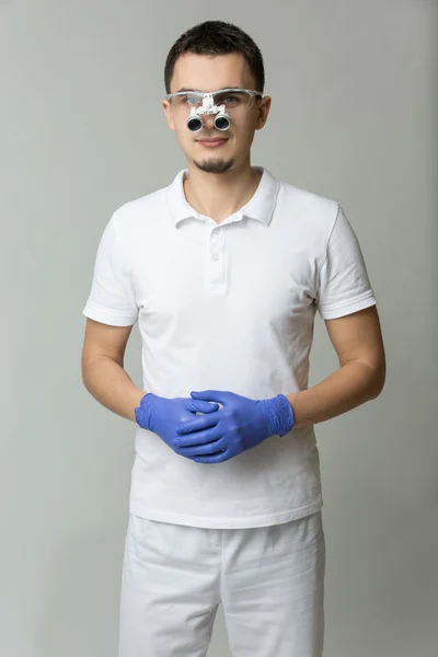 Dentista con lupas binoculares — Foto de Stock