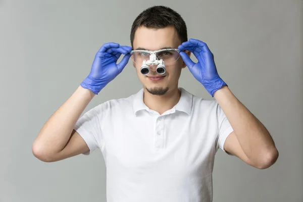 Dentista con lenti binoculari — Foto Stock