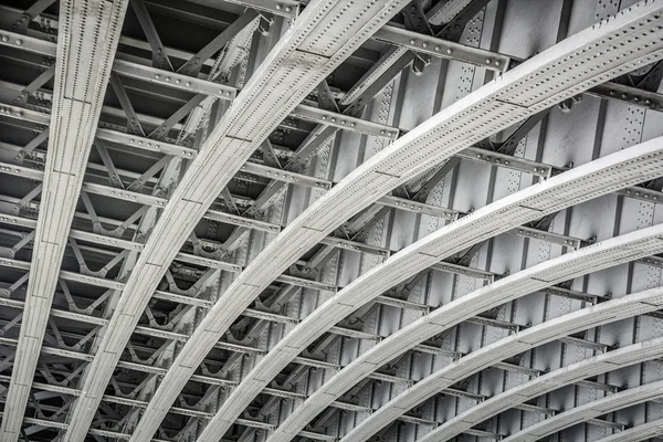 Nedre delar av metall bridge. Stockfoto