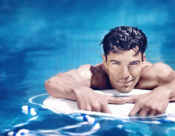 Homem bonito na piscina — Fotografia de Stock