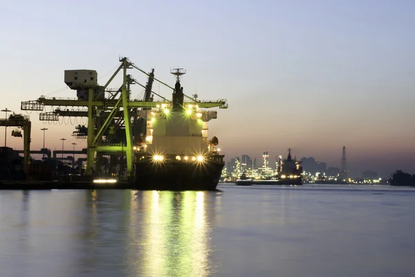 Grande navio contêiner chegando no porto de manhã — Fotografia de Stock