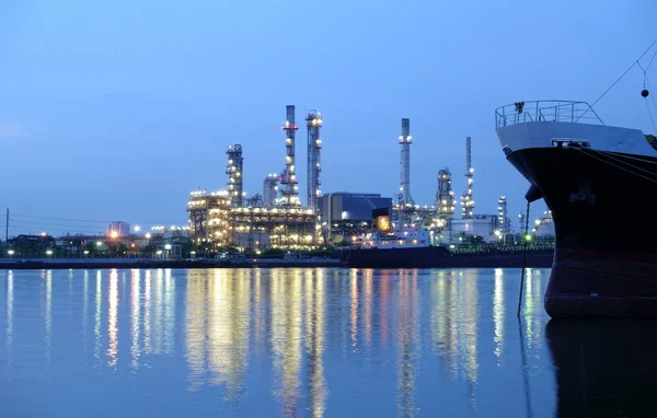 Refinery plant area at twilight — Stock Photo, Image