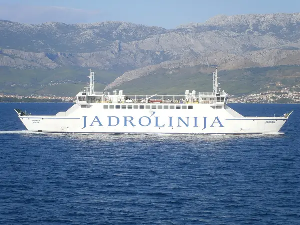 Πλοίο στην ακτή Adriatica - Σπλιτ στην Κροατία — Φωτογραφία Αρχείου