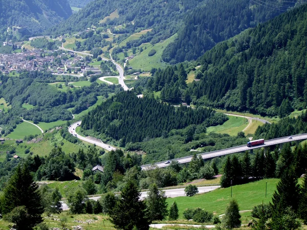 Passe San Bernardino em Graubuenden in der Schweiz Fotos De Bancos De Imagens